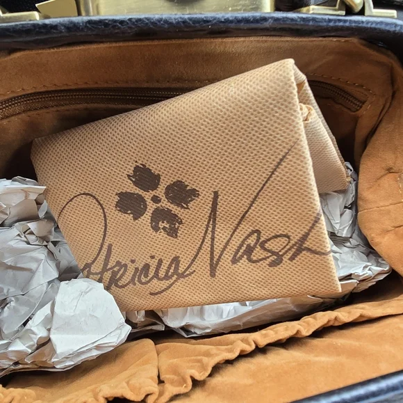 Patricia Nash Newspaper Print Collection Crossbody Bag NWT - Picture 5 of 6